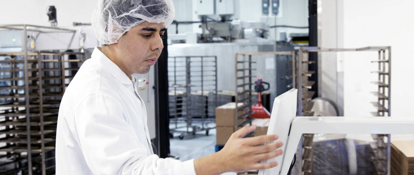 Boulangerie Dumas employee operating the TOMA palletizer