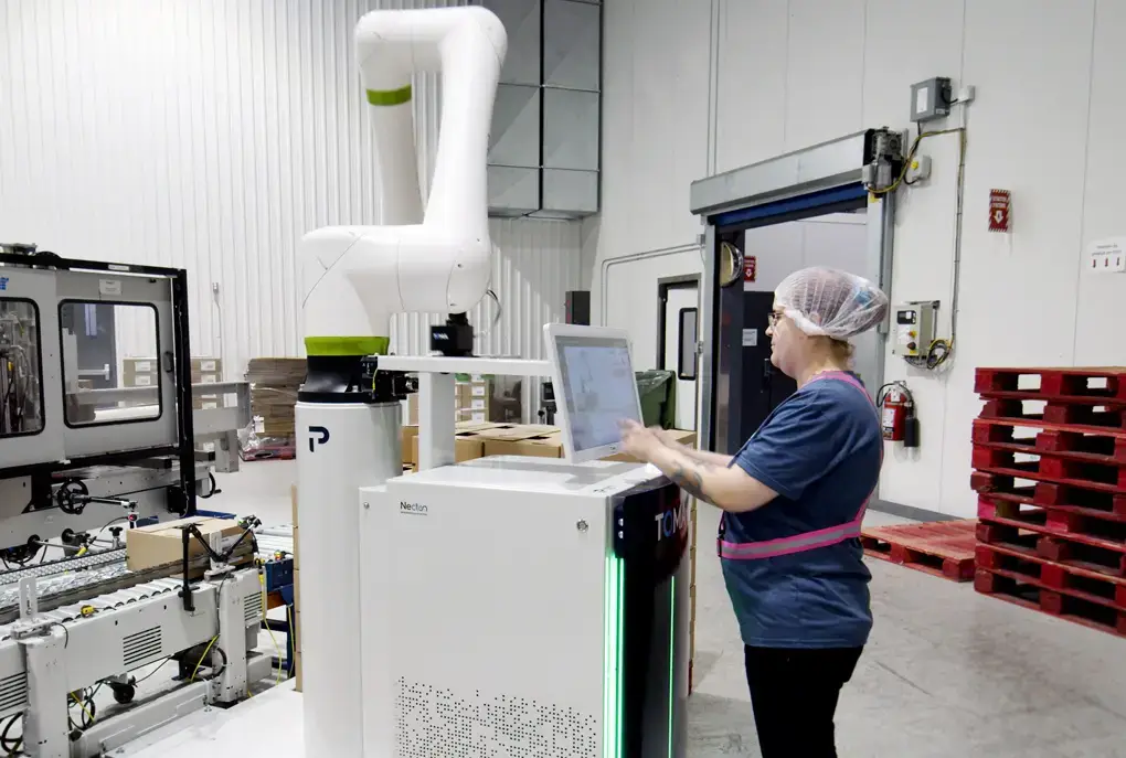 TOMA cobot palletizer being operated in a client facility, Groupe TAQ