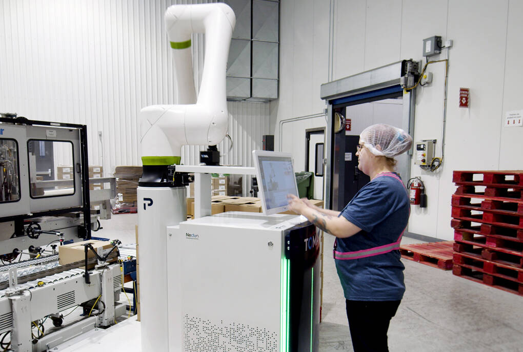 TOMA cobot palletizer being operated in a client facility, Groupe TAQ