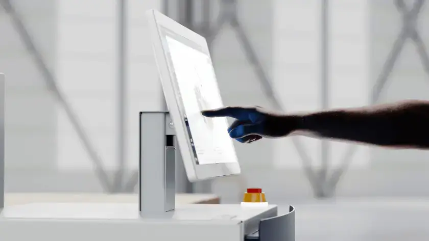 Operator configuring the TOMA™ palletizer through its user-friendly control interface